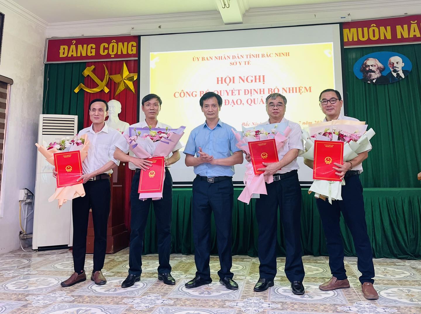 CÔNG BỐ QUYẾT ĐỊNH BỔ NHIỆM LÃNH ĐẠO, QUẢN LÝ VÀ TRIỂN KHAI HOẠT ĐỘNG 6 THÁNG CUỐI NĂM 2025 CỦA TRUNG TÂM Y TẾ HIỆP HÒA